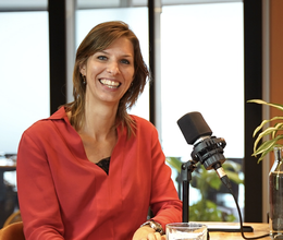 Daphne tijdens de opname van de podcast 'De Waarde van Werk' voor de aflevering: Van letsel naar herstel
