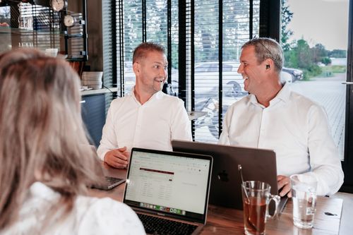 Drie collega’s van Rochewood in gesprek aan een vergadertafel
