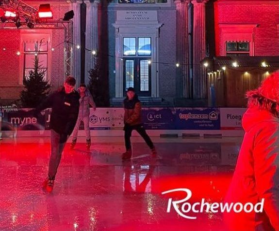 Collega's van Rochewood schaatsen op het plein in Harderwijk tijdens Rochewood on ice