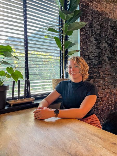 Anouk Reuling acceptant zakelijke verzekeringen bij Rochewood