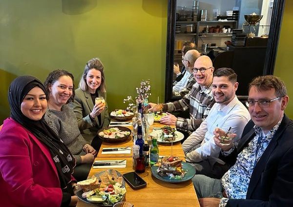 Collega's van Rochewood genieten samen van een lunch