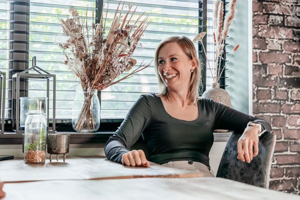 Lysanne Burgmeijer zit aan tafel