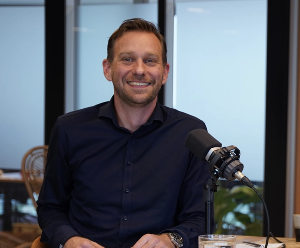 Dennis in gesprek tijdens de opname van de podcast 'De Waarde van Werk' voor de aflevering: De (on)zin van de ondernemers-AOV