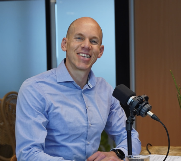 Matthew in gesprek tijdens de opname van de podcast 'De Waarde van Werk' voor de aflevering: De (on)zin van het tweede spoor