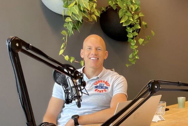 Matthew in gesprek tijdens de opname van de podcast 'De Waarde van Werk' voor de aflevering: De (on)zin van taakdelegatie