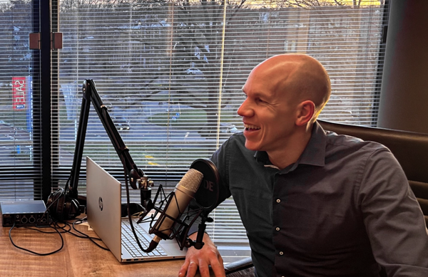 Matthew in gesprek tijdens de opname van de podcast 'De Waarde van Werk' voor de aflevering: De (on)zin van ons sociale stelsel