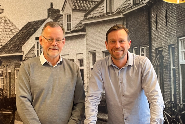 Dennis en Marco ten Berge in gesprek tijdens de opname van de podcast 'De Waarde van Werk' voor de aflevering: De (on)zin van effectief communiceren met verschillende generaties