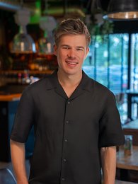 man in zwart overhemd - portret