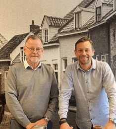 “Dennis en Marco ten Berge in gesprek tijdens de opname van de podcast 'De Waarde van Werk' over communicatie tussen generaties.”