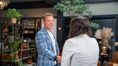 Man geeft vrouwelijke casemanager een hand