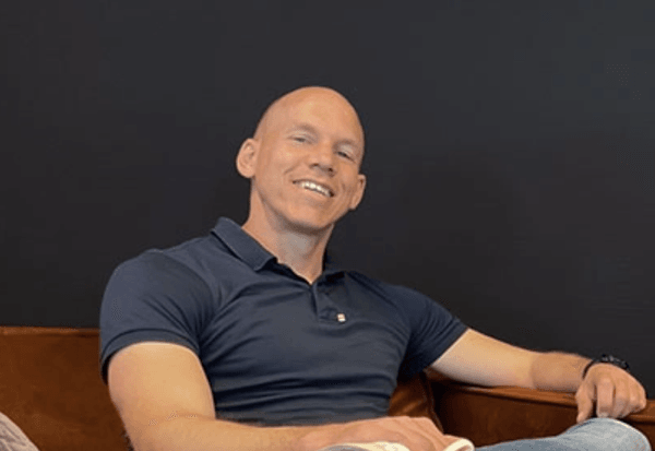 Matthew in gesprek tijdens de opname van de podcast 'De Waarde van Werk' voor de aflevering: De (on)zin van onboarden