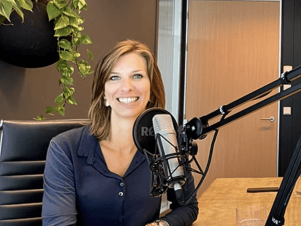 Daphne in gesprek tijdens de opname van de podcast 'De Waarde van Werk' voor de aflevering: De (on)zin van (on)bewuste communicatie
