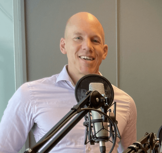 Matthew in gesprek tijdens de opname van de podcast 'De Waarde van Werk' voor de aflevering: De (on)zin van interventies bij verzuim(preventie)