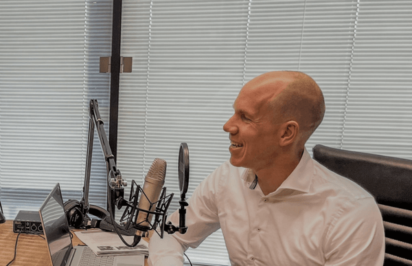 Matthew in gesprek tijdens de opname van de podcast 'De Waarde van Werk' voor de aflevering: De (on)zin van een tweesporenbeleid
