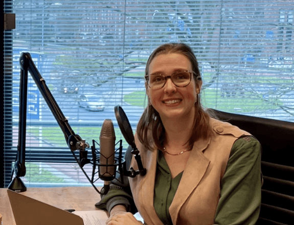 Marrianne in gesprek tijdens de opname van de podcast 'De Waarde van Werk' voor de aflevering: De (on)zin van de tussenpersoon in het acceptatieproces