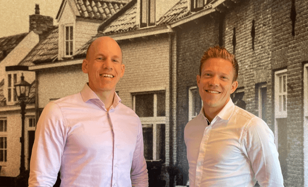 Matthew en Lennard in gesprek tijdens de opname van de podcast 'De Waarde van Werk' voor de aflevering: De (on)zin van de ondernemers-AOV