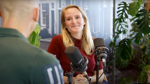 Natascha Schenk in gesprek tijdens de opname van de podcast 'De Waarde van Werk' voor de aflevering: De (on)zin van de RIV-toets