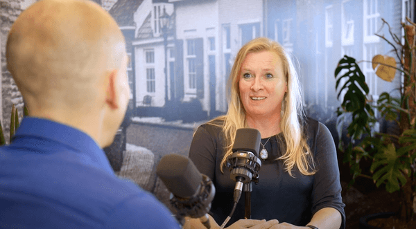 Matthew en Nicoline van Klaveren in gesprek tijdens de opname van de podcast 'De Waarde van Werk' voor de aflevering: De (on)zin van de WGA-uitkering