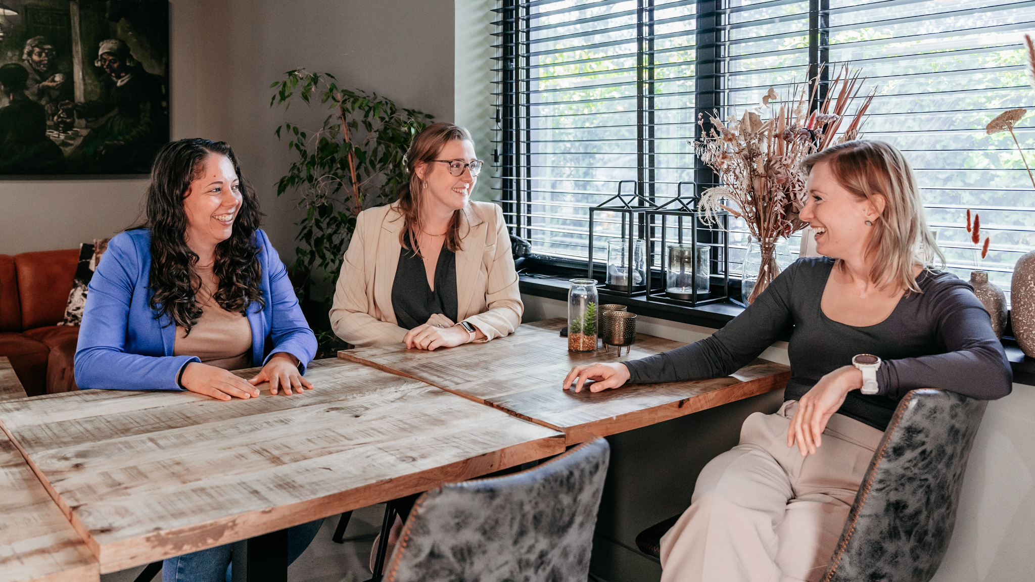 Drie collega’s van Rochewood in gesprek aan een vergadertafel